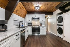 Rustic and Modern 3BDR Tahoe Cabin