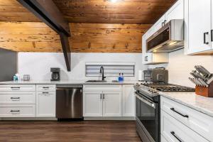 Rustic and Modern 3BDR Tahoe Cabin