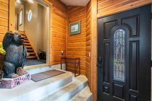 Classic 3BD Tahoe Cabin with Hot Tub