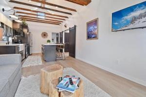 6 BDR Dual Downtown Homes Walk to Chairlifts