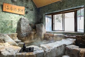 源泉かけ流し温泉付き貸し切り別荘白浜観光に最適の立地14名宿泊可能