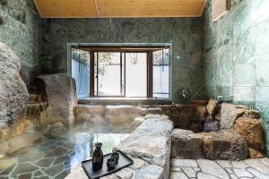 源泉かけ流し温泉付き貸し切り別荘白浜観光に最適の立地14名宿泊可能