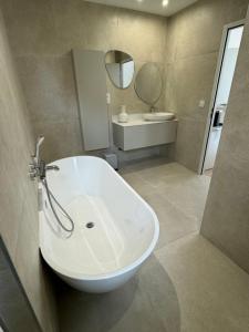 Maisons d'hotes Grande suite avec douche, baignoire balcon et bureau : photos des chambres