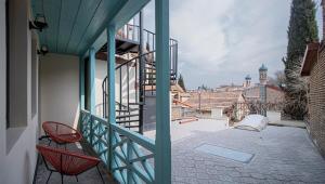 Chic Abanotubani Apt - Prime Location - By Wehost