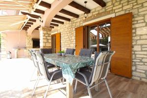 Ferienhaus mit Privatpool für 8 Personen ca 250 qm in Radetici, Istrien Binnenland von Istrien 