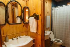 Acogedora cabaña de madera con vista a la montaña