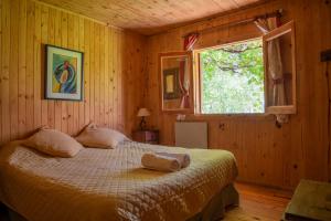 Acogedora cabaña de madera con vista a la montaña