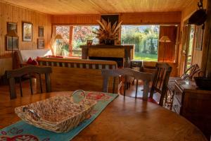 Acogedora cabaña de madera con vista a la montaña