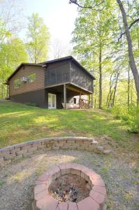 Chesnutt Cabin - Riverfront, Fire Pit, Game Room, Wifi, Screen Porch, View, King Bed
