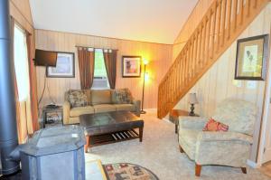 Trails End River Retreat - River Access - Pet Friendly - Hot Tub - Grill - Wifi - Fire Pit - Deck - Screen Porch - Family Friendly - Fishing - King Bed - Wood Stove