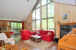 Treetop Cabin -- Pool Access - Fireplace - Grill - Screen Porch - Deck - Wifi - Golf Nearby