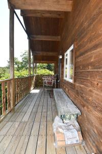 Whispering Hills -- Pet Friendly - Hot Tub - Grill - Wifi - Fire Pit - Covered Porch - Screen Porch - Fireplace - View - Billiard Table - Game room