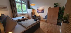 JanPartment - geräumig - W-LAN - Natur - Garten - Entspannung - zentral - 10 Min WV-Werk - Carport - 24h CheckIn