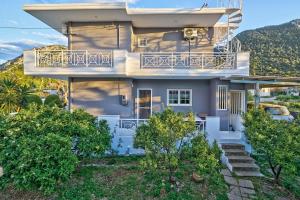 Chrysanthi Luxury Villa In Salakos, with Pool & Jacuzzi, Near Beach