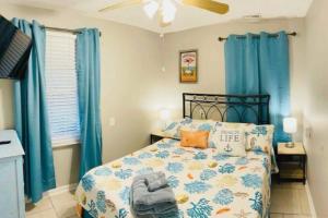 30 Sec to the Beach, Sun, Sand & Sunrises with a Family & Pet Friendly Backyard!