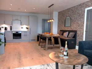 Apartment 2 Old Conservative Club in Historic Town - Pass the Keys