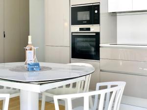 Luxuriously furnished bright newly renovated oasis