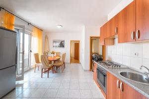 Ferienwohnung für 5 Personen ca 50 qm in Srima, Dalmatien Norddalmatien - b60471 