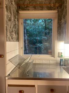 Lönnekullen, enkel sommarstuga mitt i skogen på Österlen med dusch ute