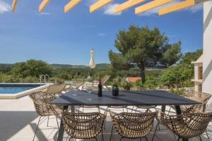 Ferienhaus mit Privatpool für 6 Personen ca 80 qm in Bilice, Dalmatien Norddalmatien