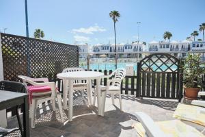 Delightful Bungalow Playmar: Comfort and Convenience in Maspalomas, Steps Away from Shopping Centers and Beaches - 3hvězdičkové hotely ve městě Maspalomas