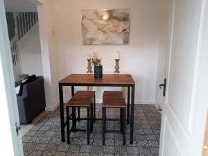 2 Bed House - Sleeps 4 - Pets - Garden - Parking