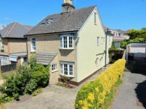 Coastal cottage on a bridle path in Lilliput- Sandbanks