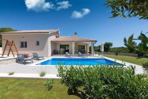 Ferienhaus mit Privatpool für 6 Personen ca 110 qm in Belavici, Istrien Bucht von Raša