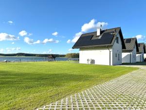 Domki nad jeziorem u Izy z balią ogrodową