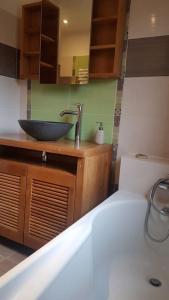 Villas Fraicheur, piscine et hamac entre Miroirs et Loup. : photos des chambres
