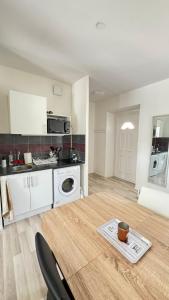 Charmant T1 entre ville et lac avec balcon