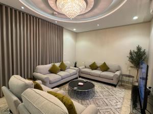 شقة فاخرة غرفة وصالة النرجس ١٤