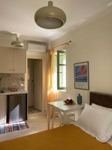 Στούντιο σε ανακαινισμένο αρχοντικό του 19ου αιώνα, κέντρο Μύρινας