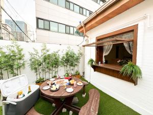 Yunseul- Garden House in the City with Korean Beauty