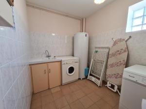 Maison de Charme avec Piscine Chauffée et Tennis à Proximité du Zoo de Beauval - FR-1-591-26