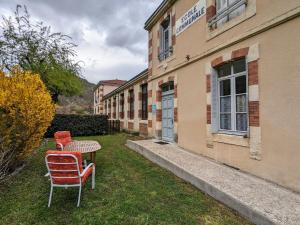 Gîte chaleureux 6 pers avec cour privée en bord de rivière près de Langeac - FR-1-582-11