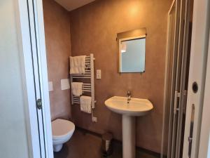Maisons de vacances Gite Le Magny, 9 pieces, 20 personnes - FR-1-591-363 : photos des chambres