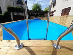 Grande maison familiale avec piscine privée et garage, centre de Saint-Gaultier - FR-1-591-369 - Thenay