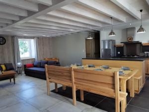 Maisons de vacances Gite moderne a Arlempdes: spa, terrasse, grands espaces et visites culturelles - FR-1-582-107 : photos des chambres