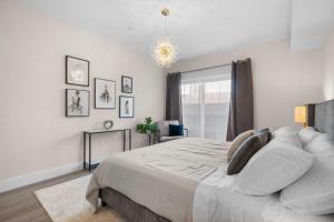 Stylish Condo, Walk to Dining, 5 Min to Beach