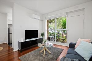 Complete Host Cromwell Rd Apartments