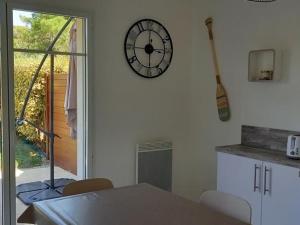 Maisons de vacances Maison 40m² avec piscine, WiFi et jardin prive – Ideale pour 4 personnes a Notre-Dame-de-Monts - FR-1-540-145 : photos des chambres