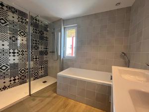 Maisons de vacances Maison moderne a 400m de la plage avec terrasses et equipements complets a St-Jean-de-Luz - FR-1-239-878 : photos des chambres