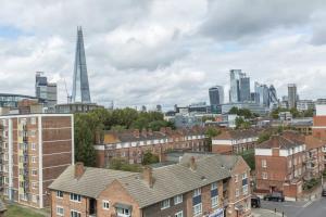 Stylish Central 2BR Flat Bridge Views
