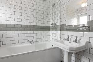 Stylish Central 2BR Flat Bridge Views