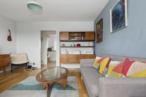 Stylish Central 2BR Flat Bridge Views