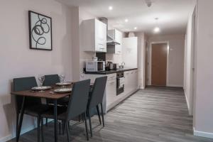 Modern 2 Bed Apartment in Manchester - Sleeps 4