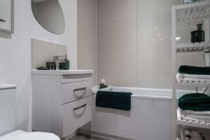 Lovely 2 Bed Apartment in Manchester - Sleeps 4