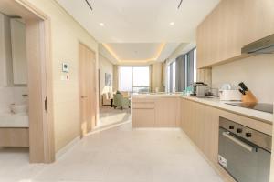 FAM Living - Palm Tower Attached to St Regis Palm Tower 1Bed - Palm Jumeirah Views