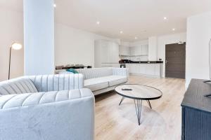 Modern and Bright 2 Bed Apartment in Solihull